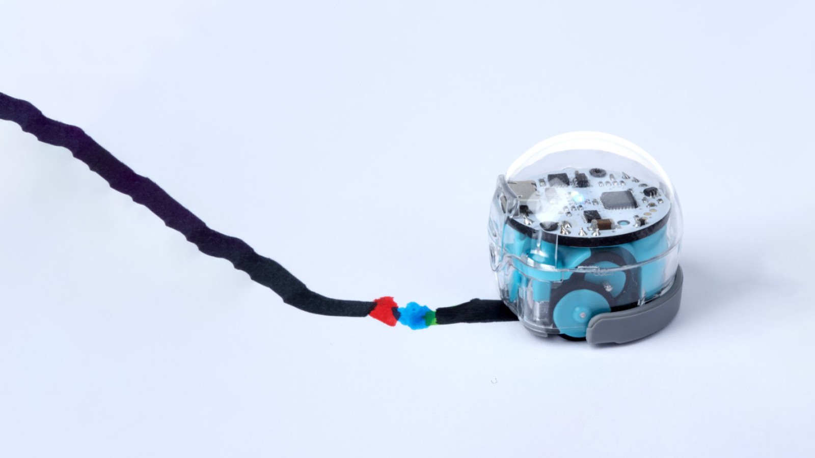 Ein kleine Roboter, der selbstgezeichneten Weg entlangfahrt: 